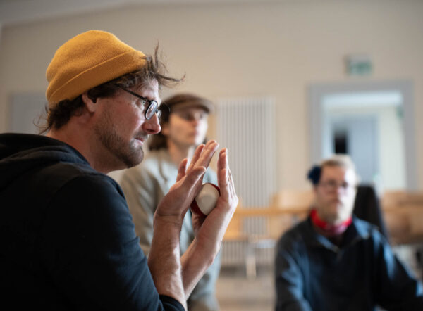 Simon Pflanzer entwickelt mit Teilnehmenden neue Theaterideen im Workshop